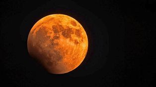 Noche de eclipse parcial de Súper Luna: un espectáculo celestial para observar en el cielo santafesino