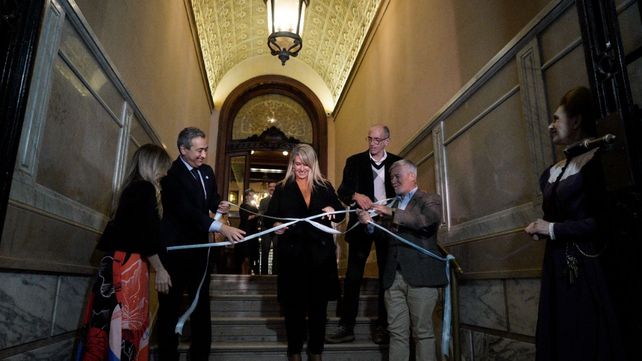 El intendente Javkin, junto a autoridades municipales y del museo, cortaron las cintas que oficializó la reapertura del museo. 