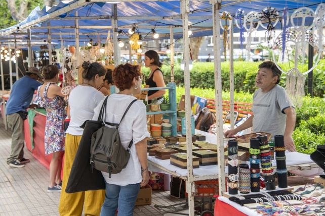 La plaza Pringles es escenario de la feria solidaria por el Día del Padre.