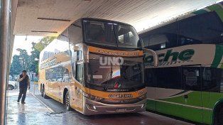 Un colectivo con rumbo a Río de Janeiro estuvo casi 12 horas retenido en Santa Fe por falta de descanso de sus choferes