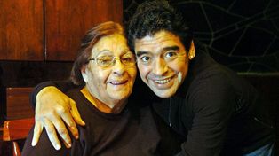 Falleci&oacute; la madre de Maradona y Diego llegar&iacute;a al pa&iacute;s esta noche