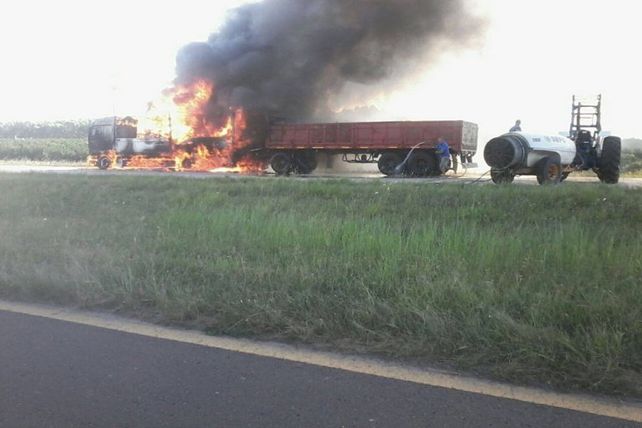 Ruta 14: Se incendió un camión que transportaba una mudanza