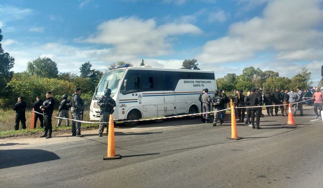Intensa búsqueda de los presos que se fugaron en un ataque a un móvil del Servicio Penitenciario