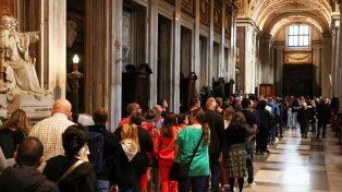 La Basílica Santa María Maggiore abrió este domingo sus puertas para permitir a los fieles visitar la tumba del Papa Francisco un día después de su funeral.