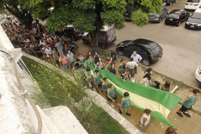 Más de 500 personas se unieron en un abrazo simbólico por Serena