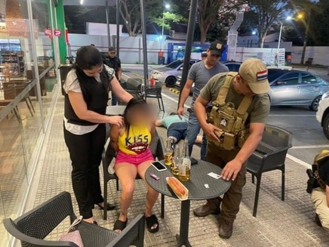 Presa. Brisa Leguizamón al ser detenida en una cervecería de Asunción de Paraguay.