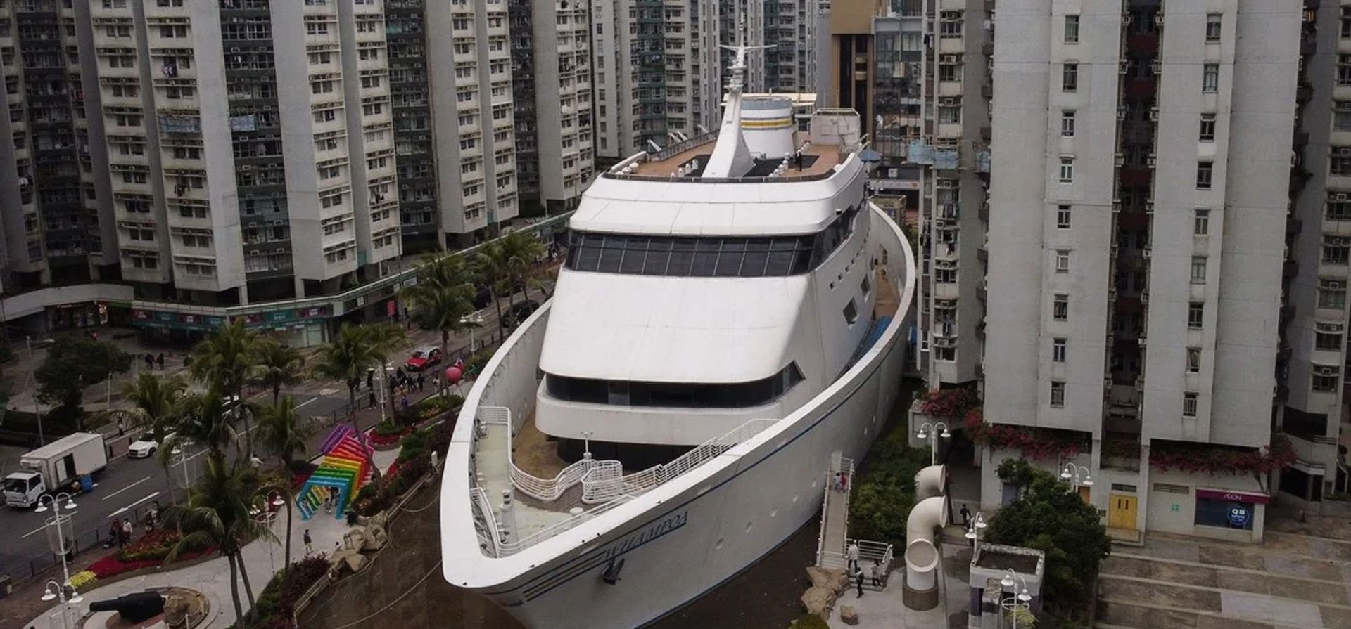 Una vista aérea muestra un centro comercial con forma de barco en medio de edificios residenciales en Hong Kong . Foto: AFP