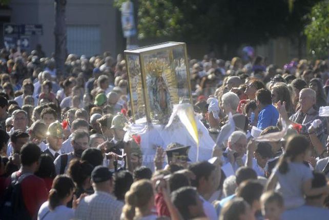 Cientos de santafesinos peregrinaron este sábado junto a la Virgen de Guadalupe