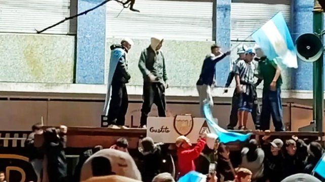 En fotos e imágenes de video puede verse a un grupo de jóvenes saltando sobre la estructura que finalmente colapsó tras el triunfo de la Selección Argentina