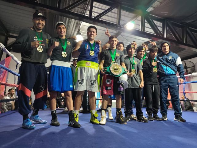 Los campeones nacionales recibieron sus cinturones tras las finales del Torneo Nacional Amateur de Boxeo disputado en el Parque Regional de Villa Gobernador Gálvez.&nbsp;