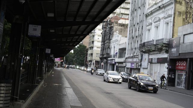 El paro de colectivos en Rosario. Plaza Sarmiento presentaba una imagen distinta por la medida de fuerza de los choferes.&nbsp; 