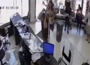 Un usuario enojado destrozó todo lo que pudo en la compañía de electricidad