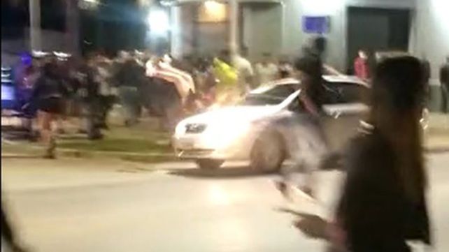 Un testigo registró con un celular el momento en que una joven es atropellada por un automóvil frente a una disco en Timbúes.