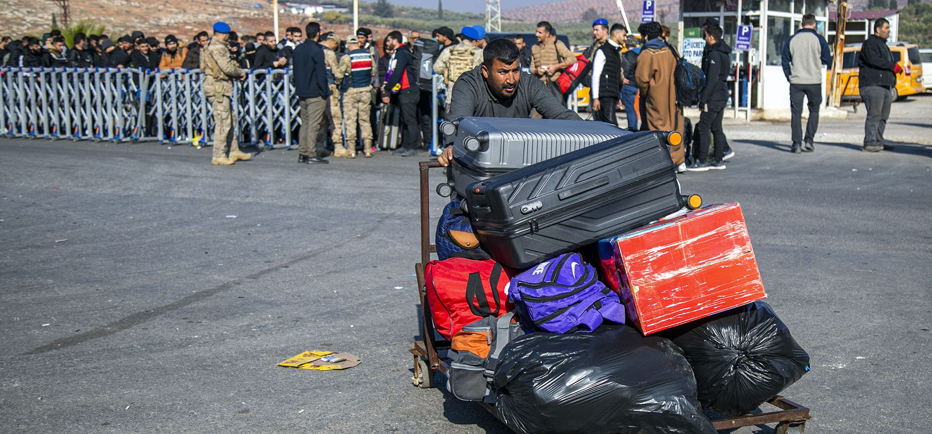 Ciudadanos sirios llegan para cruzar a Siria desde Turquía a la frontera de Cilvegozu, cerca de la ciudad de Antakya, en el sur de Turquía, el lunes 9 de diciembre de 2024. (Foto AP/Metin Yoksu) Ciudadanos sirios llegan para cruzar a Siria desde Turquía a la frontera de Cilvegozu, cerca de la ciudad de Antakya, en el sur de Turquía, el lunes 9 de diciembre de 2024. (Foto AP/Metin Yoksu)