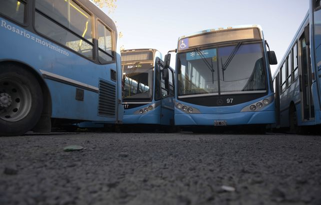 Las unidades del transporte urbano de colectivos permanecerán otra vez en los predios de las empresas