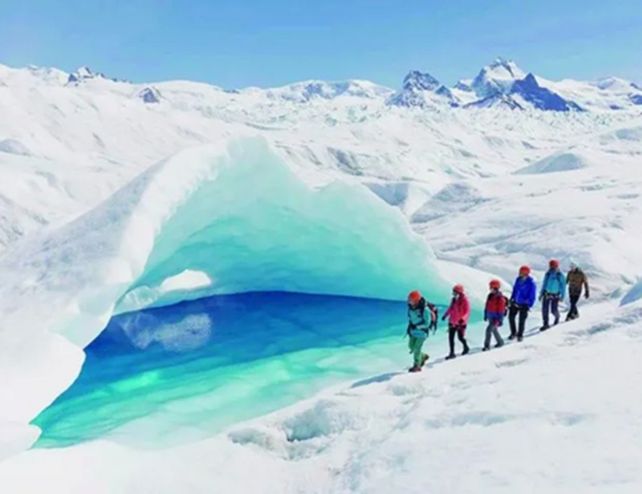 El minitrekking permite caminar sobre la superficie del Glaciar Perito Moreno y descubrir de cerca grietas