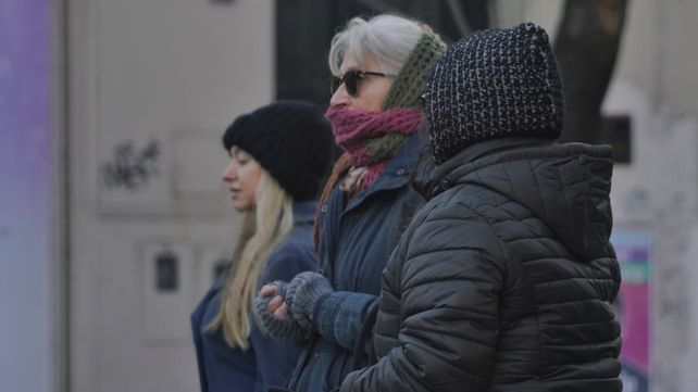 Tres mujeres caminan por el centro rosarino bien abrigadas. El fin de semana la temperatura subirá considerablemente.