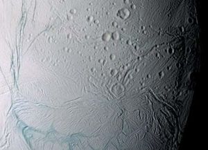 Increíbles imágenes de una luna de Saturno: se advierte un océano bajo su superficie polar