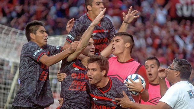 A ocho años del ascenso de Colón ante una multitud