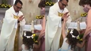 Video viral: una niña le chocó los cinco a un sacerdote en plena misa