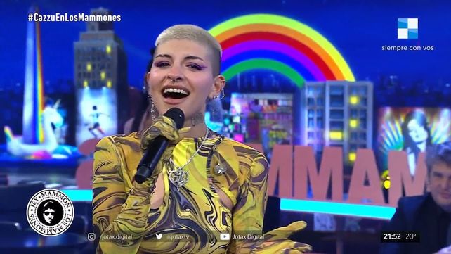 Cazzu cantó junto a su hermana Florencia el tema folcórico Jujuy cuando volveré.&nbsp;