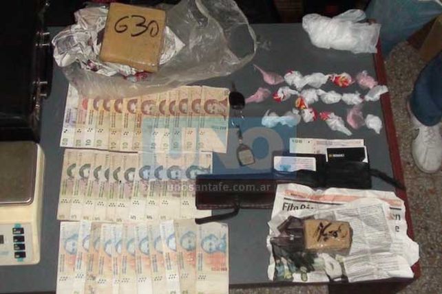 Ofrecían drogas en un taxi y fueron atrapados en pleno centro santafesino