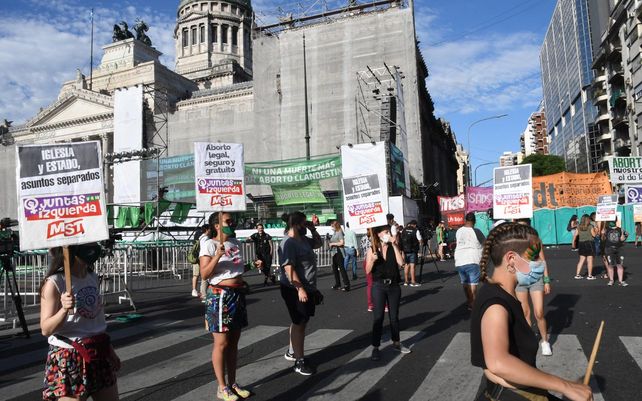 Aborto legal: verdes y celestes se manifiestan frente al Congreso