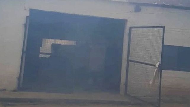 Tras seis horas de arduo trabajo de varias dotaciones de Bomberos y 10 unidades se sofocó el incendio en Concordia. Rescataron a una mujer&nbsp;