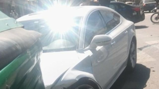 El Audi quedó contra un contenedor. &nbsp;