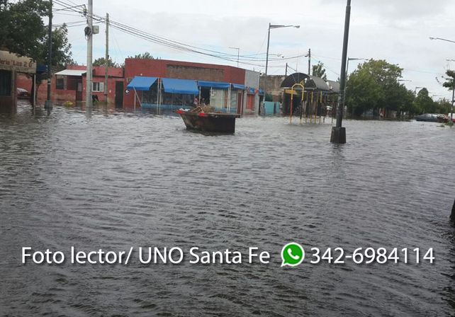 Calles inundadas en barrio Centenario. Foto lector.