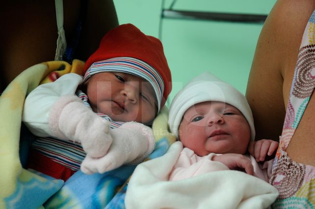 Juntas. Las dos mamás coincidieron en las últimas horas de trabajo de parto. Tuvieron las dos hijas mujeres (Alma y Avril) y con peso muy similar también.