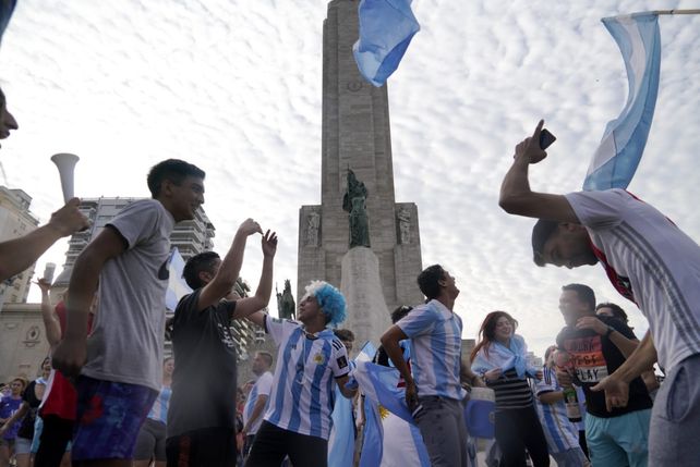 La fiesta del fútbol se armó en el Monumento a la Bandera