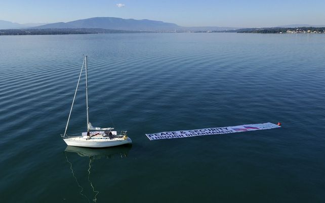 Activistas antinucleares desplegaron una pancarta en el agua que se pudo ver desde el cielo poco antes de que el presidente ruso Vladimir Putin aterrizara en el aeropuerto de Ginebra para una cumbre con el presidente estadounidense Joe Biden. &nbsp;