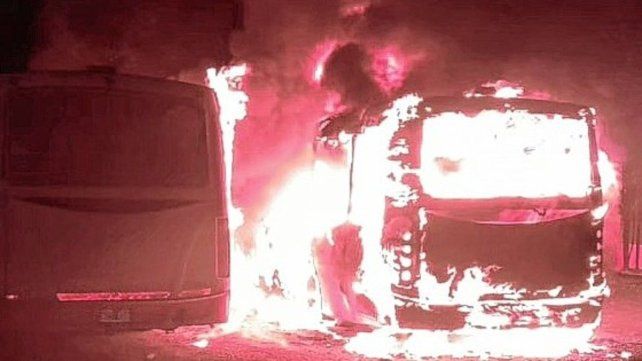 Los colectivos incendiados en la zona del Acceso Norte de Paraná.