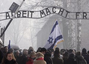 Detienen al presunto ide&oacute;logo del robo del cartel de Auschwitz