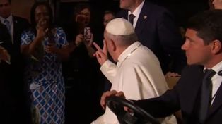 El Papa Francisco y un saludo peronista durante su paso por el Central Park
