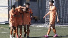 Venga ese abrazo. Celso Zacarías anotó el 2º tanto de Adiur y todos buscan felicitarlo. El naranja vapuleó a Arijón por 5 a 1. Venga ese abrazo. Celso Zacarías anotó el 2º tanto de Adiur y todos buscan felicitarlo. El naranja vapuleó a Arijón por 5 a 1.
