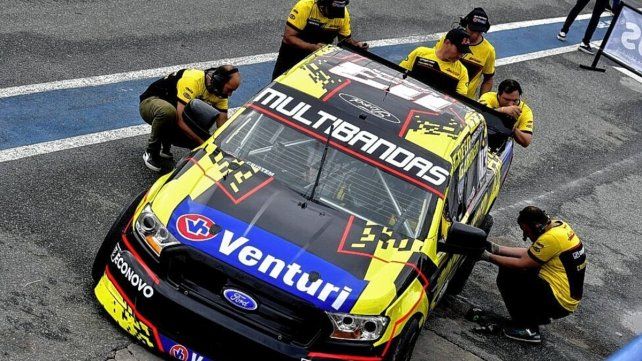 Rodrigo Lugón con la camioneta del Gurí Competención.
