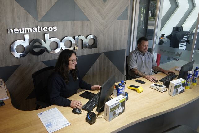 El equipo trabajando en el nuevo punto de distribución de Michelin.