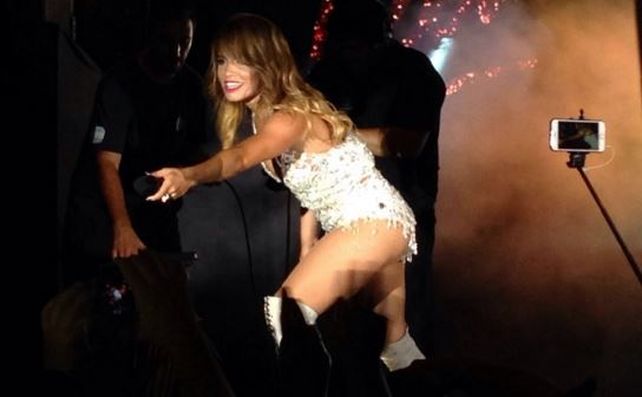 Lali Espósito hizo playback y cantó en inglés en Jesús María y siguió la polémica