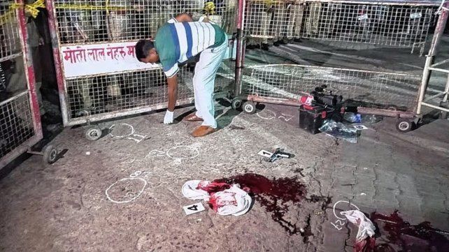 Un político indio y su hermano fueron asesinados en vivo durante una entrevista de televisión. Los autores del crimen se hicieron pasar por periodistas.&nbsp;