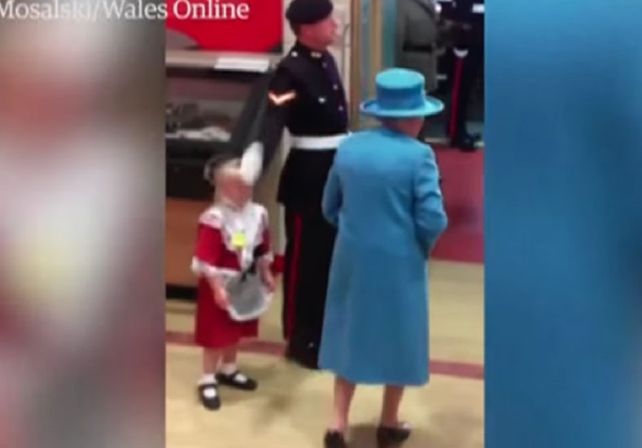 Le dio un cachetazo a una nena que saludó a la reina de Inglaterra