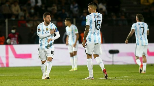 Lionel Messi se ajusta la cinta de capitán. Esta vez fue suplente