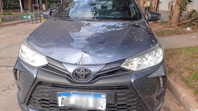 Así quedó el Toyota Yaris que arrasó con el balcón gastronómico en barrio Candioti Norte. 