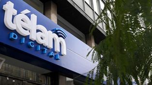 El gobierno dispuso la intervención de Télam, que amaneció vallada este lunes y con su página web en reconstrucción.
