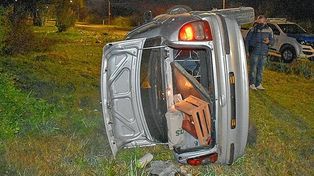 Federal: conductor de Paraná volcó en camino de ripio