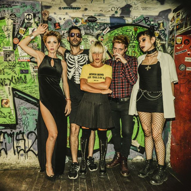 Troupe. Aquino (de anteojos oscuros) regresa a la ciudad con Antisocial.