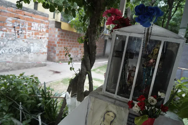 San La&nbsp; Muerte&nbsp; bendice las calles del Fonavi de Parque Oeste