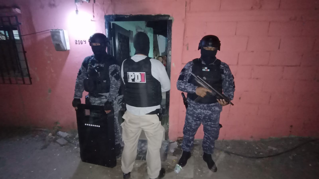 Efectivos de la Policía de Investigaciones en uno de los domicilios allanados ayer en barrio Industrial.&nbsp;