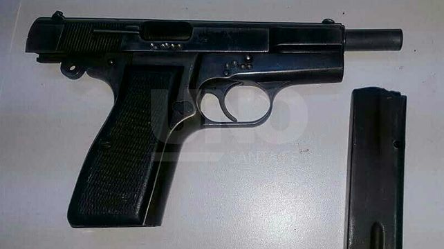 Tiros, persecución y dos aprehendidos con un arma de guerra cargada de balas